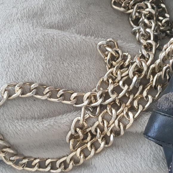 a handbag with chains - Picture 2 of 5